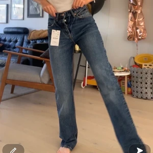 zara jeans - säljer dessa slutsålda mid waist jeans från zara använda 2 gånger! storlek 36 men passar mig som är en 34 också bara att de sitter mer baggy då, köpare står för frakt💕💕