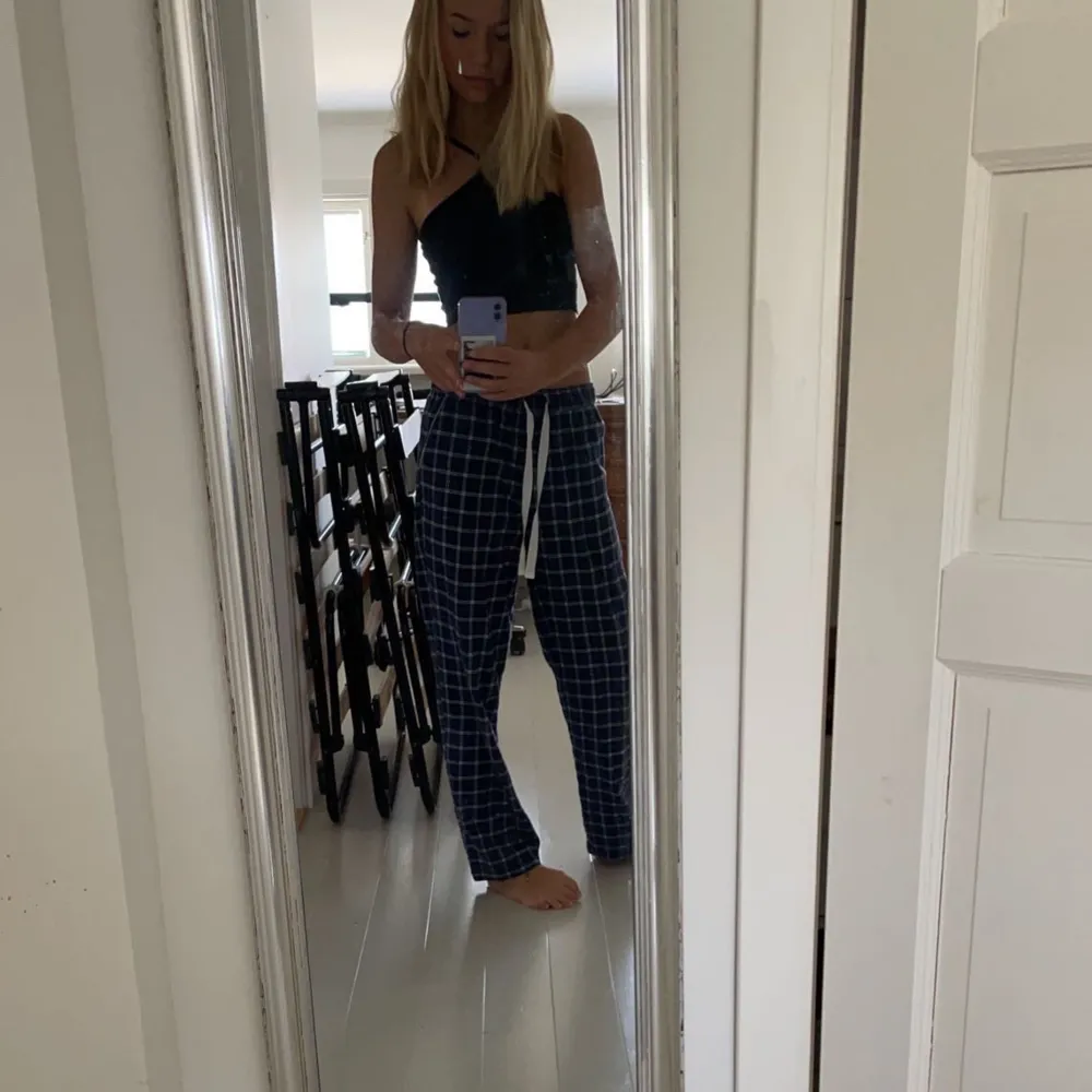 Skit snygga pyjamas pyxor från twilfit💙💙 säljer då jag har ett par andra liknande. Säljer endast för bra bud då jag fortfarande gillar dem💙💙 Passar även stl S. Jeans & Byxor.