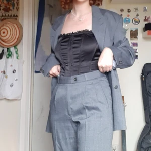 grått kostym set - skit snyggt grått custom kostym set från gentelmens club köpt secondhand! passar M med en liten oversize feel:) (byxorna är ca 73cm i midjan)
