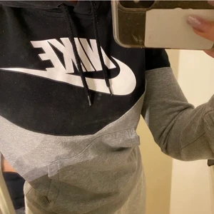 Hoodie, Nike - Jättesnygg Hoodie, Använd fåtal gånger och säljes då den är lite för liten för mig🤗 Kan fixa fler bilder om intresse skulle finnas!
