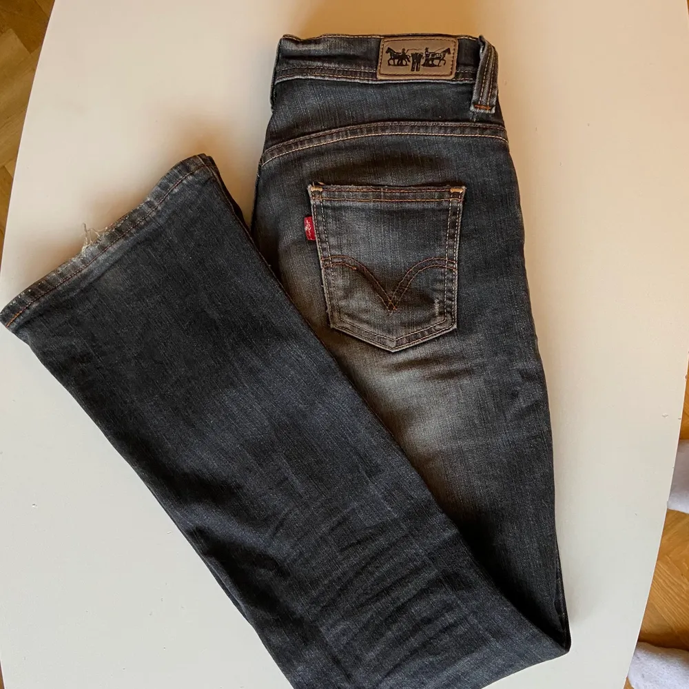 Lågmidjade Levi’s jeans med diskret bootcut. Står ingen storlek men passar 36❣️. Jeans & Byxor.