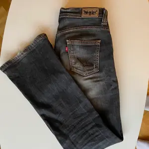 Lågmidjade Levi’s jeans med diskret bootcut. Står ingen storlek men passar 36❣️