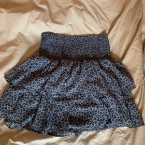 Jätte fin volang kjol - Så fin volang kjol från Kappahl! Säljer då den inte kommit till användning. Är barnstorklek 170 men passar på mig som brukar ha S!