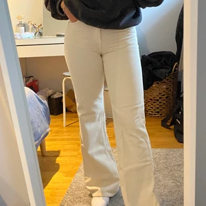 Vita byxor - Vita Manchester byxor från top shop, W26 L32, passar mig som är 165cm perfekt om man vill ha lite längre byxor, använda 1 gång 