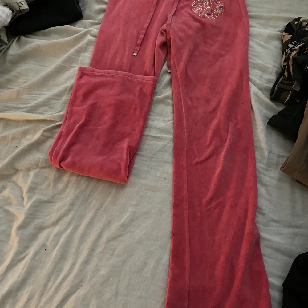 Rosa juicy couture mjukis i strl xs, använda 1 gång då dom är för långa för mig.. Jeans & Byxor.