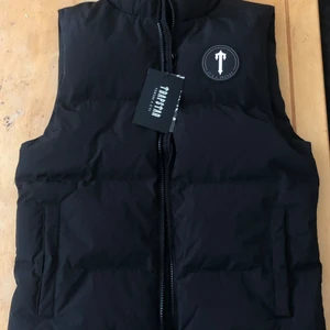 Trapstar Väst - Knappt använd Trapstar puffer väst i storlek M, stor i storleken så den passar L. Den är lite bränd längst nere till höger om dragkedjan.