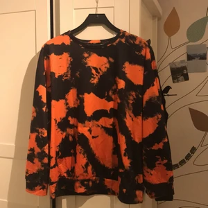 Orange och svart oversized sweatshirt - Jättesnygg sweatshirt från shein, knappt använd 🧡🧡