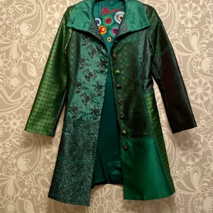 Unik Desigual kappa i storlek 36 - En kappa som drar åt sig blickar 🤩 har fått väldigt mycket kommentarer om hur snygg den är både från män och kvinnor. Summering: en underbart snygg vår/höst kappa med mycket detaljer.