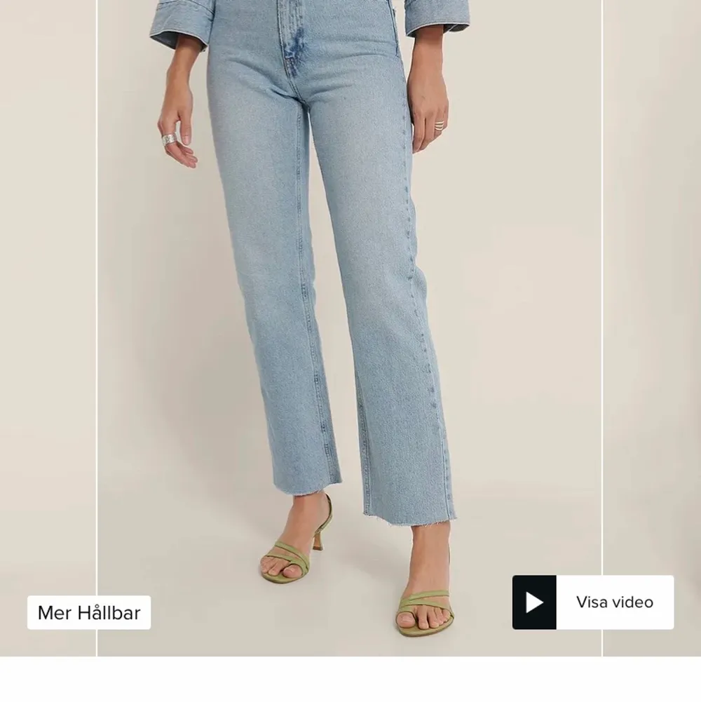 Jätte fina ljusblåa raka jeans från Nakd, sitter fina och passar alla. Är i mycket bra skick. Köpt för 500kr säljs för 400kr. Jeans & Byxor.