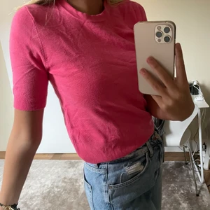 Rosa topp  - Säljer denna rosa topp som är ca 2 år gammal. Den är jättecool och speciellt med färgen men har inte hittat användning till den. Köpte den för 249kr