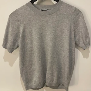 Stickad t-shirt  -  säljer denna stickade t-shirt från Lindex för den alldrig används längre ! Skicka om ni har frågor (  Köparen står för frakt )