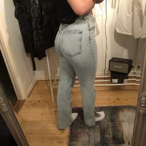 Blå jeans med slits nertill i storlek 38!  180 kr + frakt ☺️