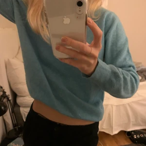 Tröja  - Super skön blå varm tröja, perfekt nu till hösten. Ingen aning om vart den kommer ifrån. 💙💙