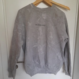 Sweartshirt  från Missguided S - Säljer min tröja från Missguided. Endast använt ett par ggr. Storlek S. 