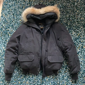 Canada Goose bombarjacka size M/M - Äkta Canada Goose bombarjacka i bra skick. OBS har inte en patch vid armen. PS pris kan diskuteras