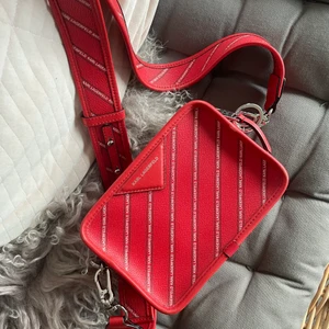 Karl Lagerfeld väska - Jag säljer en röd Karl Lagerfeld väska som knappt använd, köpt på farfetch