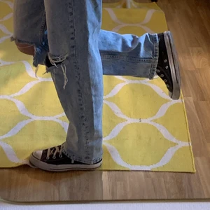 Converse All Star Chuck Taylor strl 38 - Säljer dessa mörkgråa/urtvättade svarta converseskorna då jag har köpt nya⭐️ De är välanvända och det finns fåtal mindre skador men det är inget som syns särskilt mycket. Älskar verkligen de här skorna, såååå snygga och passar till allt!🕺🏼💕