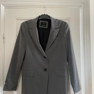 Grå kavaj   - Använd två gånger. Köpt för mindre än ett år sen i London. 