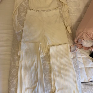 Vitt ribbat set - Super fint set, super mjukt kvalite. Har bara använt 1 gång. Skriv för intresse och för mer frågor.❤️