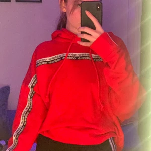 Adidas hoodie röd - Storlek S/M. Använd några få gånger. Original priser ligger ish på 500-600 kr. Står för frakten 