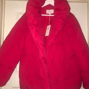 Helt ny hallonröd vinterjacka pufferjacket från vila. Snygg hög krage. Strl 38 men passar 36-40 beroende på hur man vill att den ska sitta. Nypris 600kr