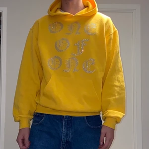Gul one of one hoddie - En gul one of one hoodie från ett limited edition släpp (tröjan kommer alltså ej släppas igen.) Använd en gång och tröjan är i 9/10 skick. Plastpåsen hoodien kom i medkommer och snören. Tvättinstruktioner medkommer också.