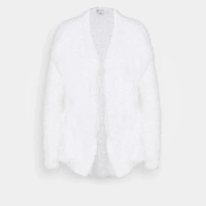 Miss selfrigde tröja fluffig vit - Storlek small endast provad, köpare står för frakt😊