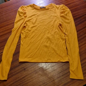 Senapsgult - Ribbad senapsgul tröja. 15 kr. M. Samfraktar vid köp av flera varor för 66 kr 📦❣