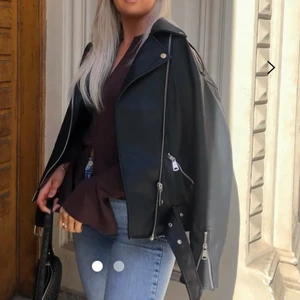 Skinnjacka - Snygg skinnjacka! Strl 40 är snyggt oversized på mig som är en S🤍 (köparen står för frakt) skärpet har jag tagit bort eftersom de bara är i vägen