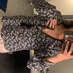 Prickig tröja storlek 36  - Den är ganska gammal och använd, men de syns inte på tröjan. Den är från boohoo. I storlek 36 vilket motsvarar M.