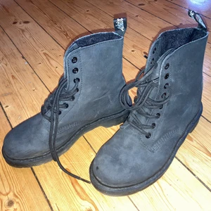 Fodrade dr martens - Helt oanvända fodrade dr martens i svart matt. Perfekta vinter skor, storlek 38 