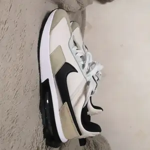 Säljer ett par Air Max Pre-Day LX 'Light Bone', då jag behöver lite snabba pengar samt aldrig använda.   Finns inte speciellt många som säljer just dessa skorna, så känner att det lika bra att försöka iallafall. Kan även tänka mig att förhandla vid en snabb affär. Deadstock. 