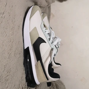 Air Max Pre-Day LX 'Light Bone' - Säljer ett par Air Max Pre-Day LX 'Light Bone', då jag behöver lite snabba pengar samt aldrig använda.   Finns inte speciellt många som säljer just dessa skorna, så känner att det lika bra att försöka iallafall. Kan även tänka mig att förhandla vid en snabb affär. Deadstock. 