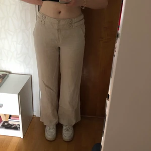 Linnebyxor Mid Waist - Beiga linnebyxor med medelhög/låg midja! Är tyvärr för stora för mig som är storlek M/38, håller därför in dem på bilderna. Går ner till fötterna på mig som är 174 cm men går att lägga ner ca 3 cm om man vill. Frakt ingår i priset!