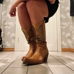 Cowboy boots  - Säljer dessa jätte fina och trendiga boots!! Samma modell som de svarta (bild 2) fast jag säljer de bruna !! Helt oanvända!! Kund står för frakt 💕