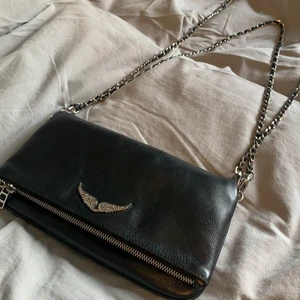 Zadig Voltaire väska  - Säljer min Zadig Voltaire Rock bag som jag använt sparsamt. Det finns tecken på användning men annars i superfint skick. Den har ett kort och ett långt band, båda kan tas av. Nypris 3 250 kr. Skriv för fler bilder! 💙
