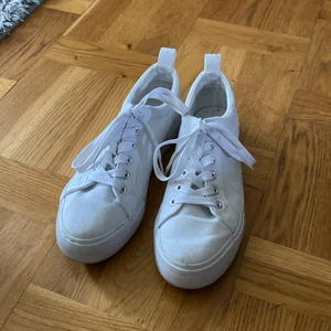 Vita skor - Jag säljer mina sjukt snygga vita skor, har används cirka 3 gånger och är i ett mycket bra skick