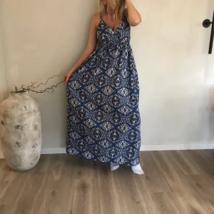 Långklänning  - Fin luftig långklänning med snygg passform. Jag är 170 cm! På baksidan över skärningen är det resår som gör att den passar de flesta kupstorlekar👌🏼