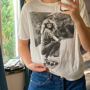 T-shirt  - As snygg T-shirt från pull and bear med tryck av Farrah Fawcett, väl använd men i bra skick😊