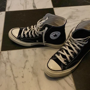 CONVERSE CHUCK TAYLOR 70 - Converse i den lite lyxigare modellen, svarta detaljer samt sömmar i vitt på skon. Använda två gånger, säljer då jag köpt andra skor istället ☺️ Skorna är unisex, storlek 39.5. Passar 39-40. Nypris 969kr 💓 Köparen står för frakt 🚚 