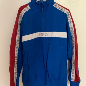 Fila Vindjacka strl S - Fila vindjacka,köpt i sommras och har endast använts en gång pga för liten storlek för mig. Kan även passa xs. Ordinare pris: 700