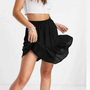 Vorlangkjol - Superbekväm och enkel vorlangkjol. Helt oanvänd och lapparna kvar. Går att matcha med precis vad som helst. Skitsnygg till en stickad tröja nu till hösten!! 💚 buda sker privat. 💞 högsta bud: 200kr