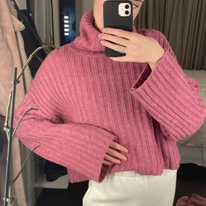 Stickad tröja - Rosa/lila stickad tröja 🤍 (färgen gör sig inte riktigt rättvis i ljuset)