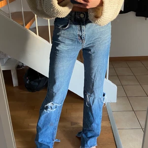 Jeans med slitningar - Jeans med slitningar från Pull and Bear, oanvända och i bra skick💖 frakt tillkommer