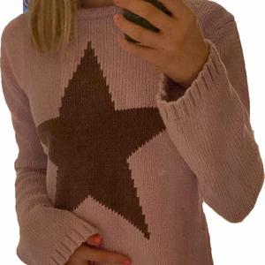 stickad tröja stjärna - säljer min så fina stickade ljusrosa tröja!! skicket är som nytt och kan även diskutera pris!💗💗💗 köparen står för frakten men möts även upp i stockholm! Högsta bud: 130 kr