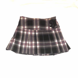 söt rutig kjol - jättefin plisserad kjol köpt på plick som tyvärr aldrig kommer till användning. kjolen är från början strl M men jag har sytt in den, så midjemåttet är cirka 60cm nu. fraktar/möts upp. <3