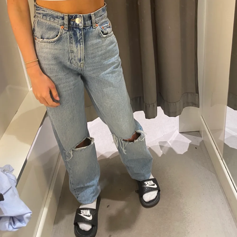 Jeans köpta från Gina Tricot i storlek 32! Tyvärr för små för mig nu, men sjukt fina i skicket och ser nya ut💞Sparsamt tvättade, köpta för 600kr. Skriv för intresse och fler bilder😙. Jeans & Byxor.