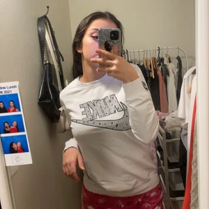 Nike tröja - Hej! Jag säljer denna fake nike tröja som är använd 1 gång. OBS finns 2 stycken