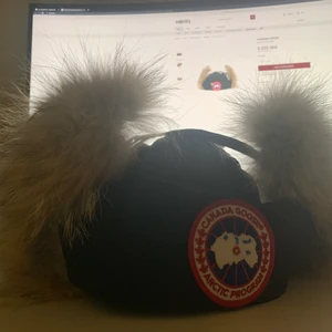 Canada Goose Coyote Fur Hat - En äkta Canada goose, som är riktig varm för vintern. ”Örorna” kan fäljas upp som visat på bild. Köpt för 3.255kr ifrån miinto.se Har haft på mig den I cirka en månad, men vill sätta pengarna på en jacka istället.