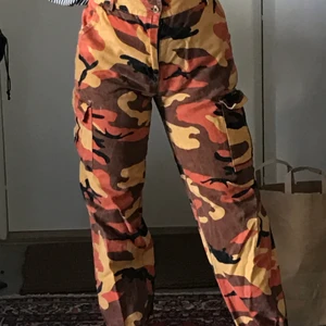 Millitärmönstrade byxor med fickor - Sköna bommulsbyxor med millitärmönster